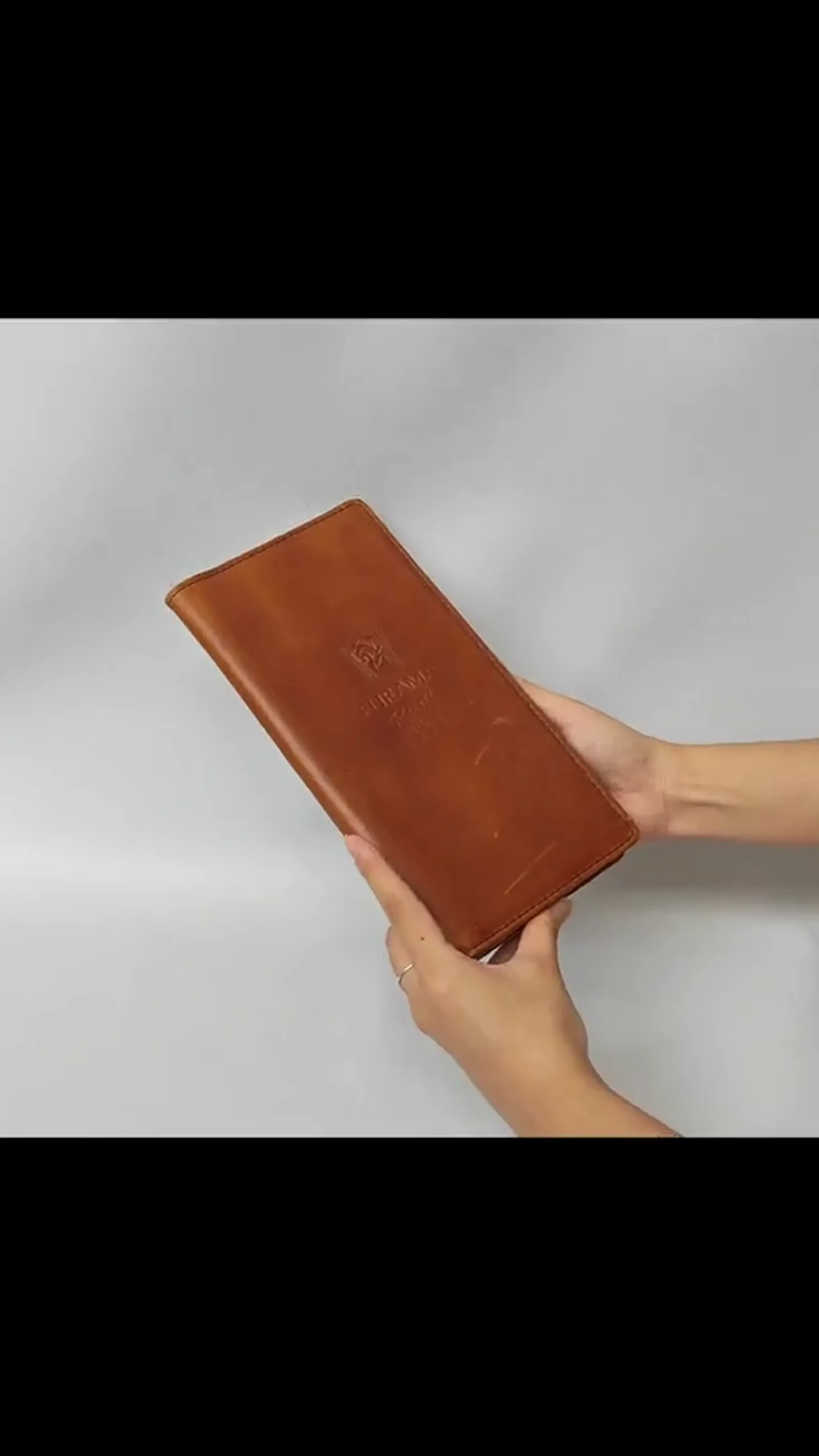360-degree video of the leather check presenter