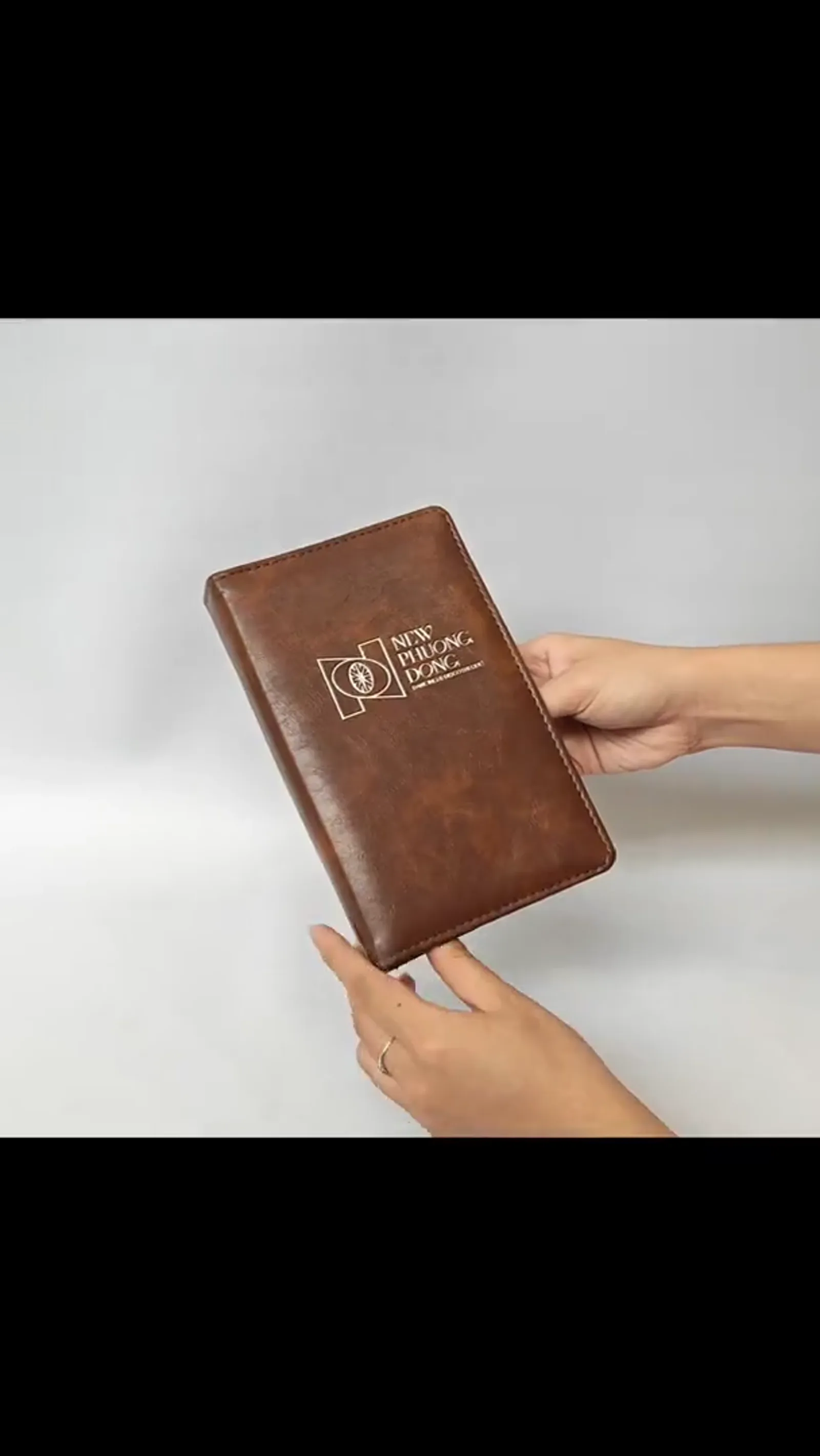 360-degree video of the leather ring binder menu cover