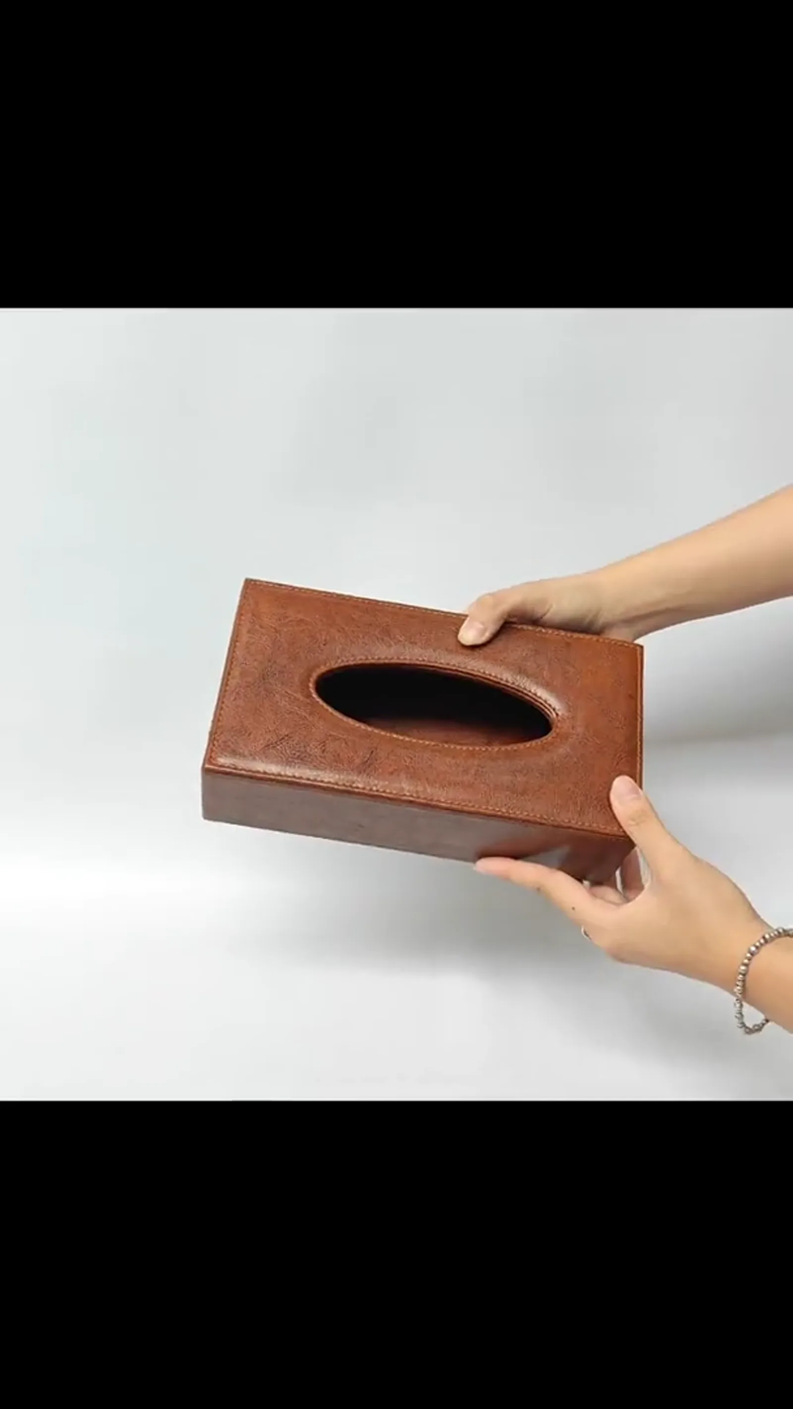 360-degree video of the leather tissue box cover