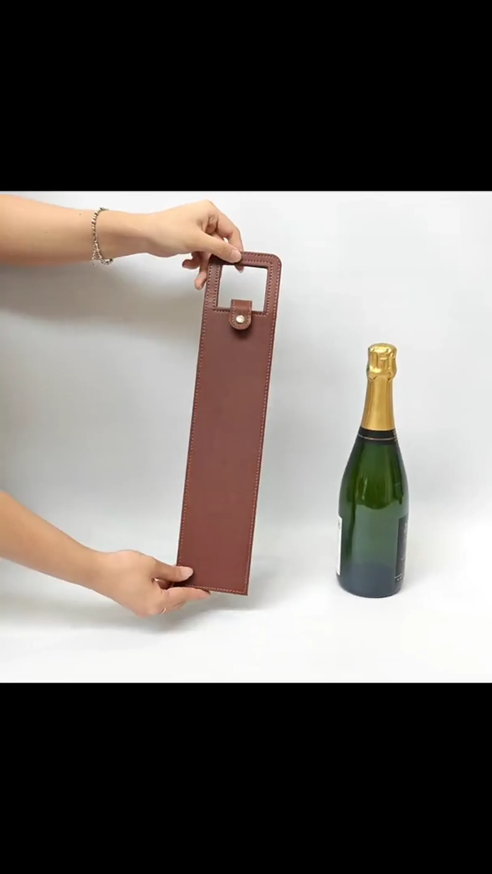 360-degree video of the leather wine bottle carrier