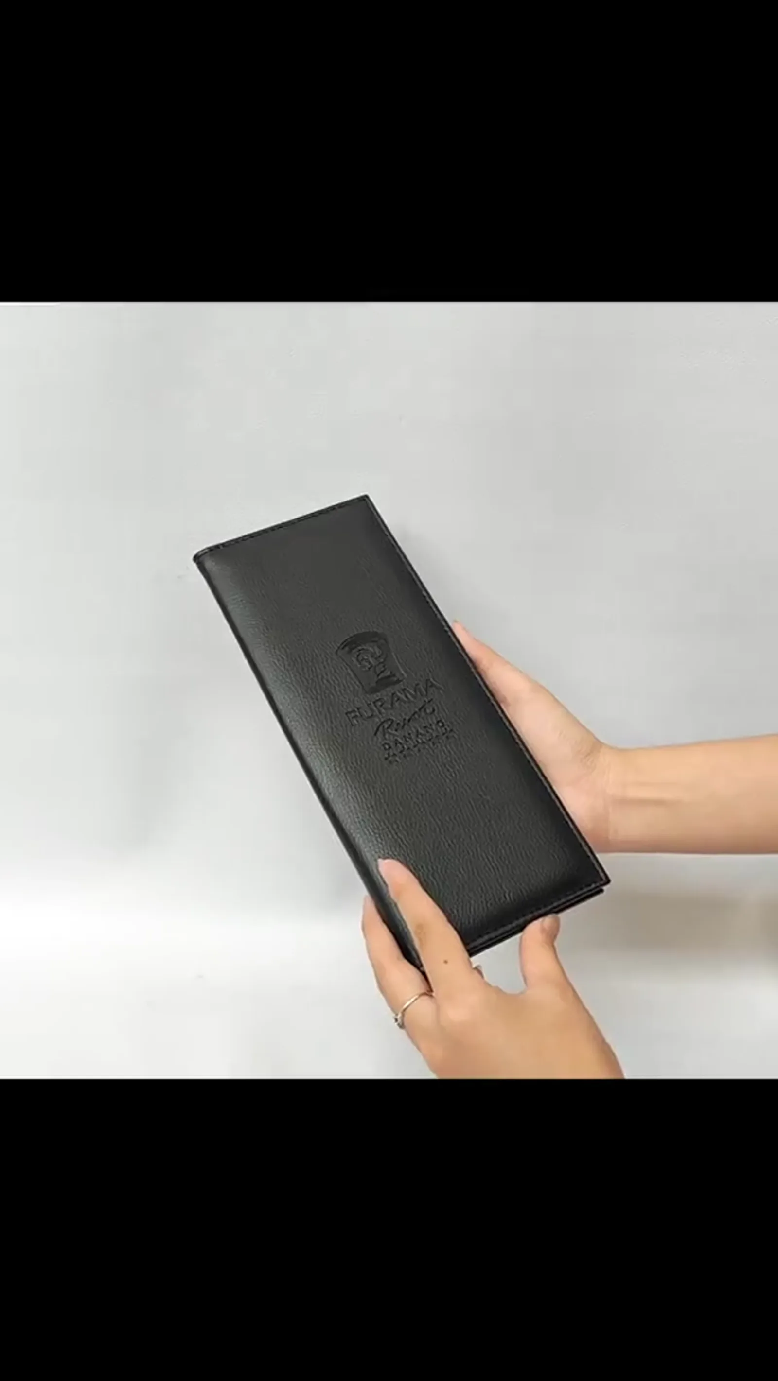 360-degree video of the leather check presenter