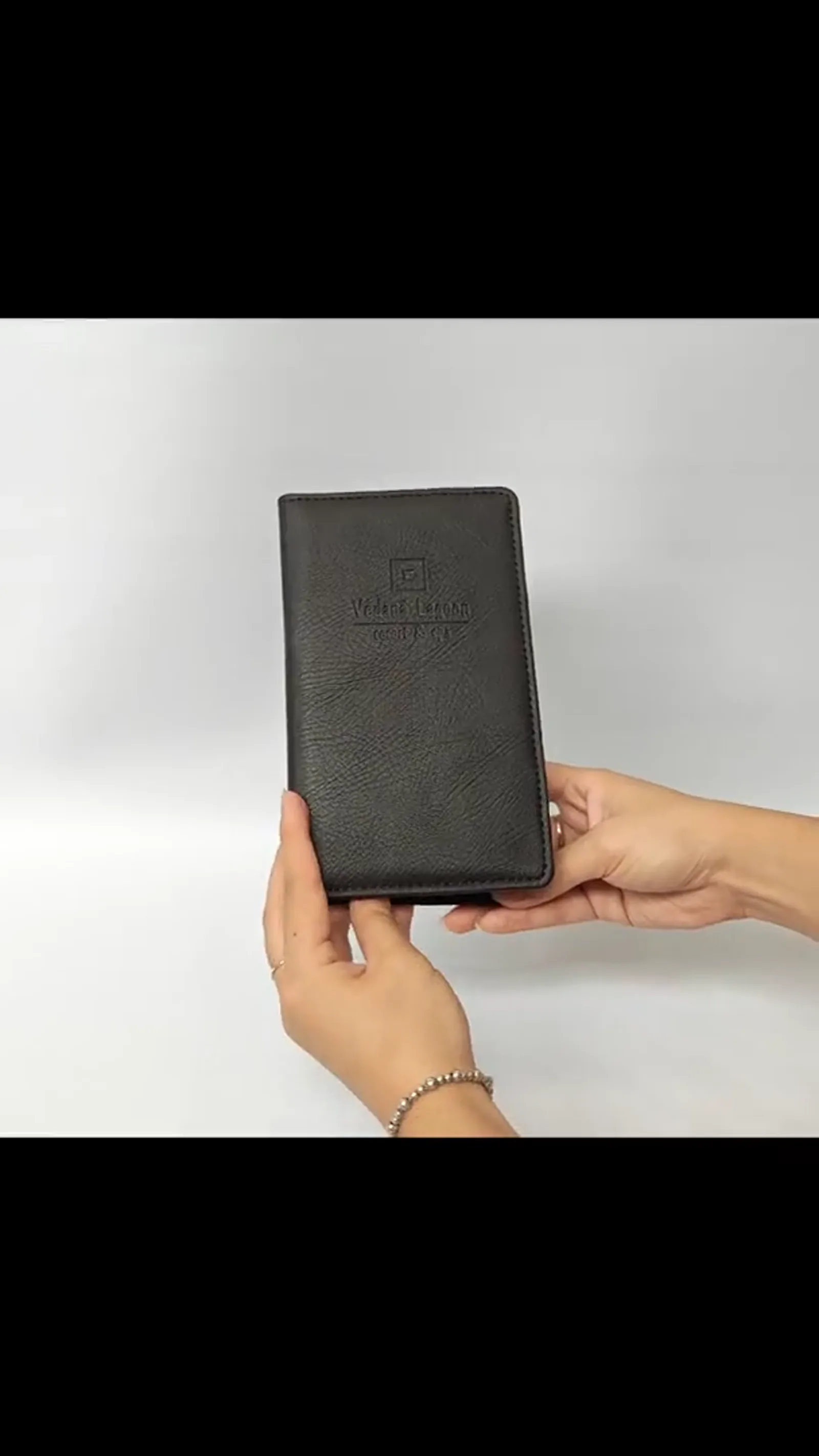 Video of the spiral-bound leather check presenter, pages turning on the rings